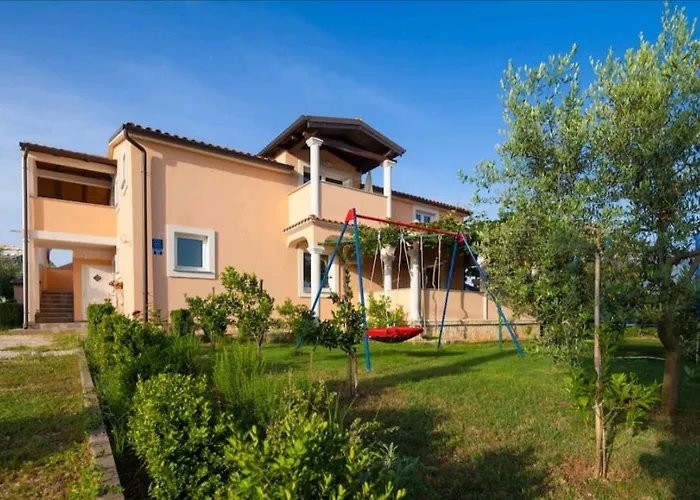 Spacious Apartment With Parking&Garden