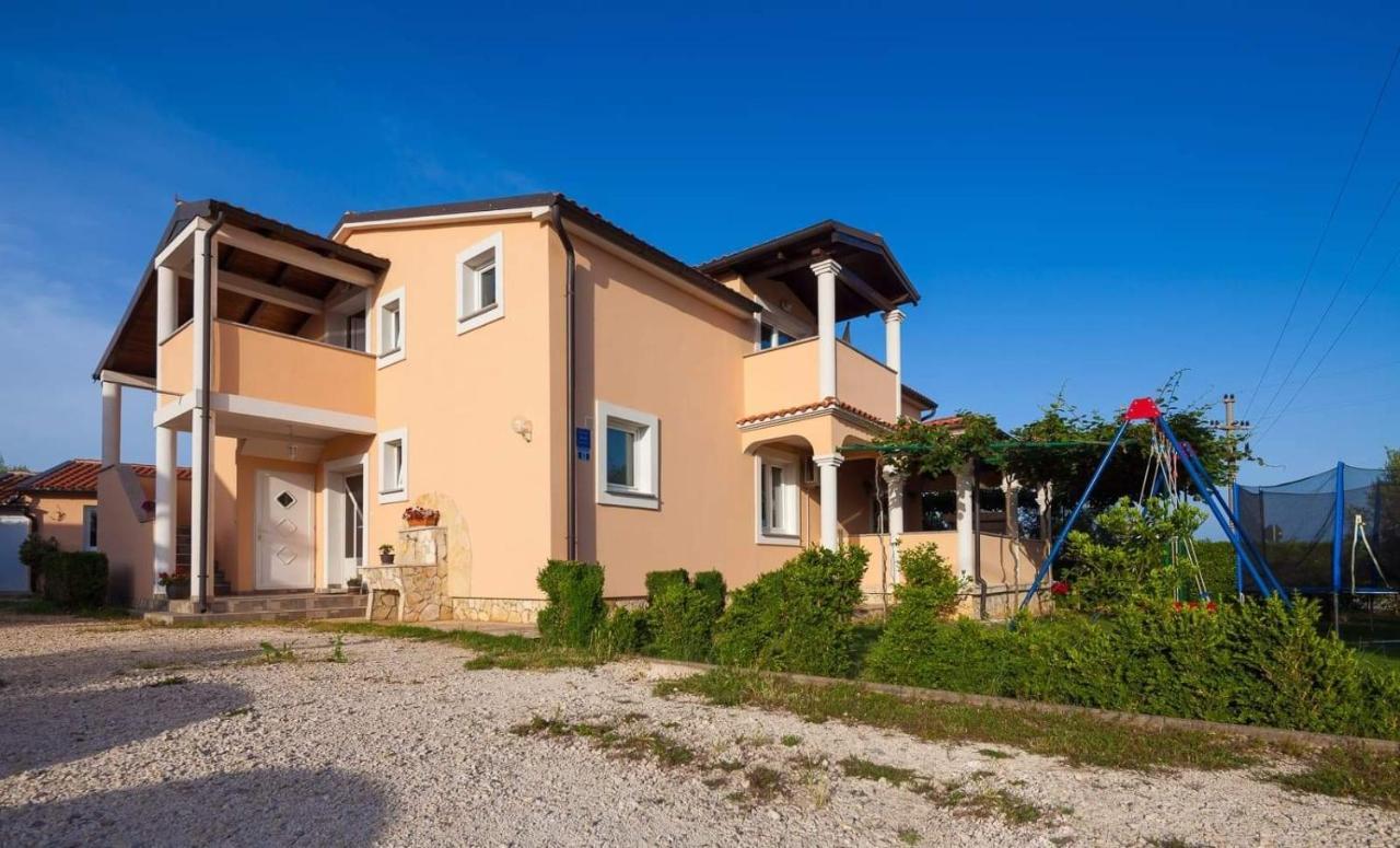 Spacious With Parking&garden Apartment Marcana