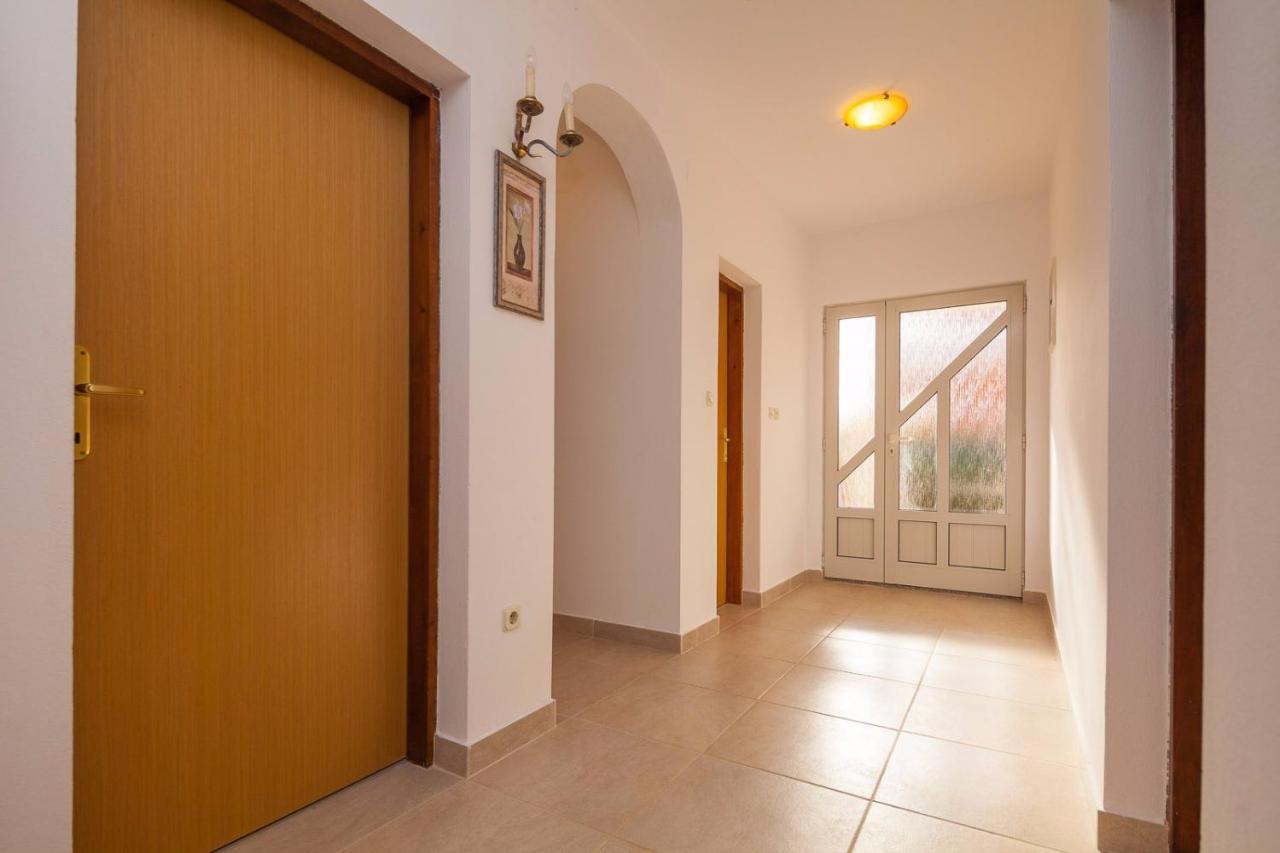 Spacious With Parking&garden *