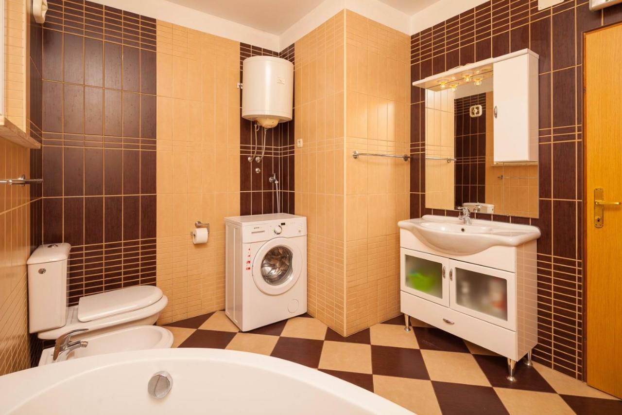 Spacious With Parking&garden *