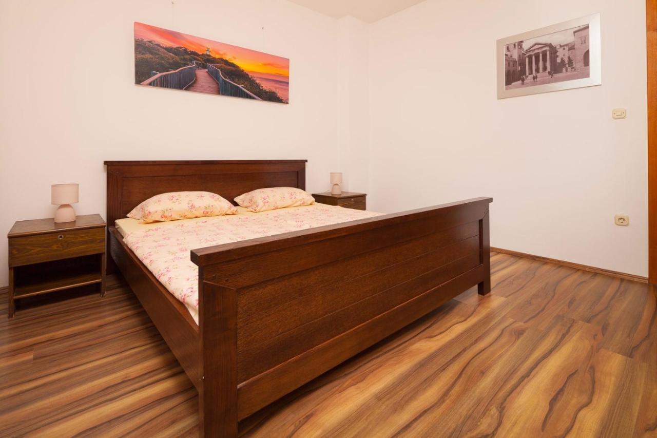 Spacious With Parking&garden Apartment