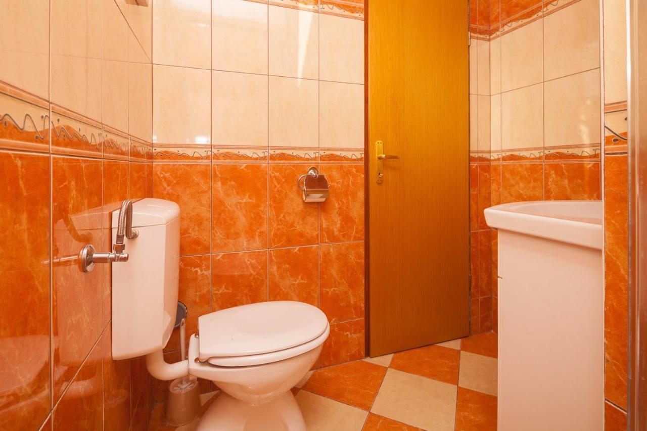 Spacious With Parking&garden Apartment Marcana