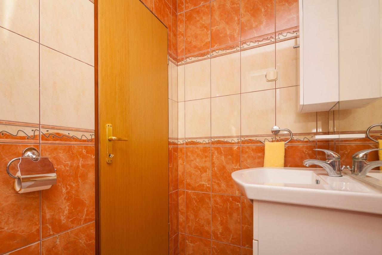 Spacious With Parking&garden