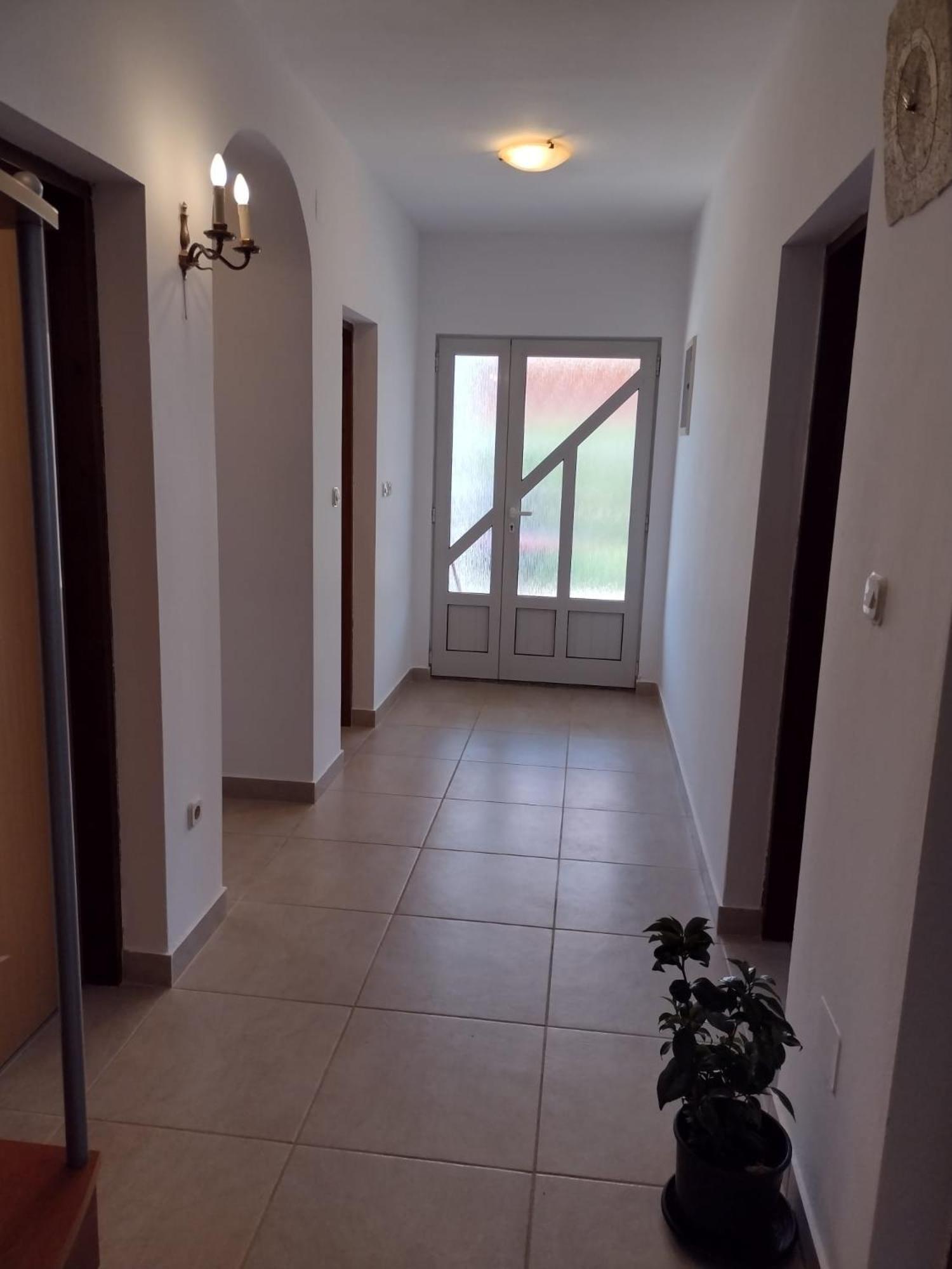 Spacious With Parking&garden Apartment Marcana