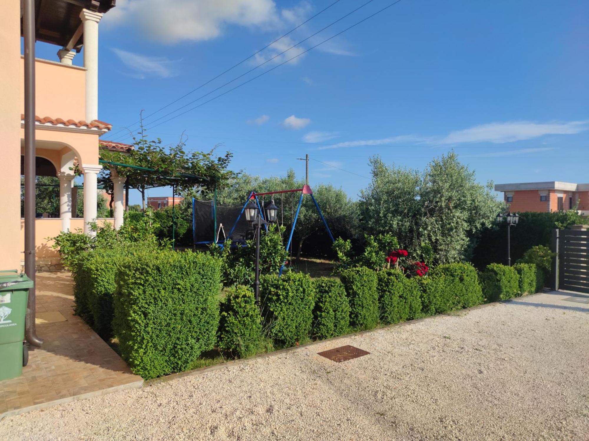 Spacious With Parking&garden Apartment