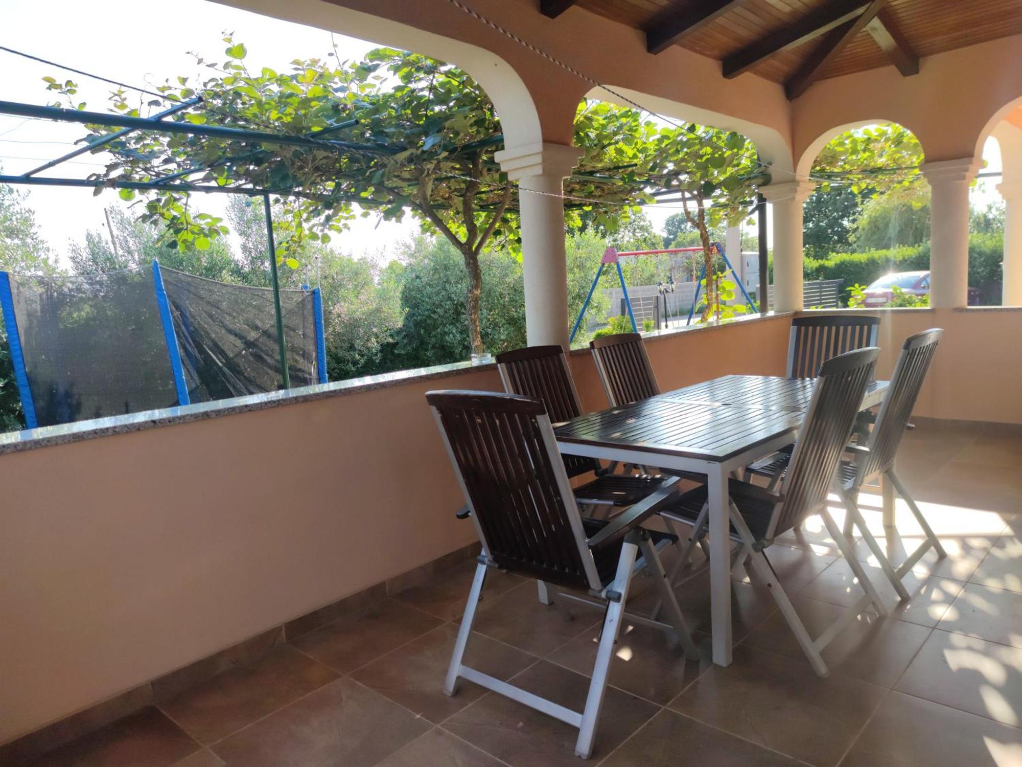 Spacious With Parking&garden Apartment Marcana